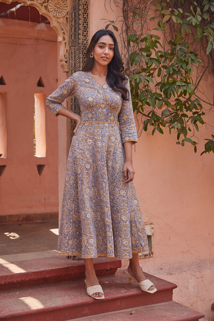Tips to Flaunt in a Trendy Cotton Anarkali Dress - Vishnu Tips to Flaunt in a Trendy Cotton Anarkali Dress - Vishnu