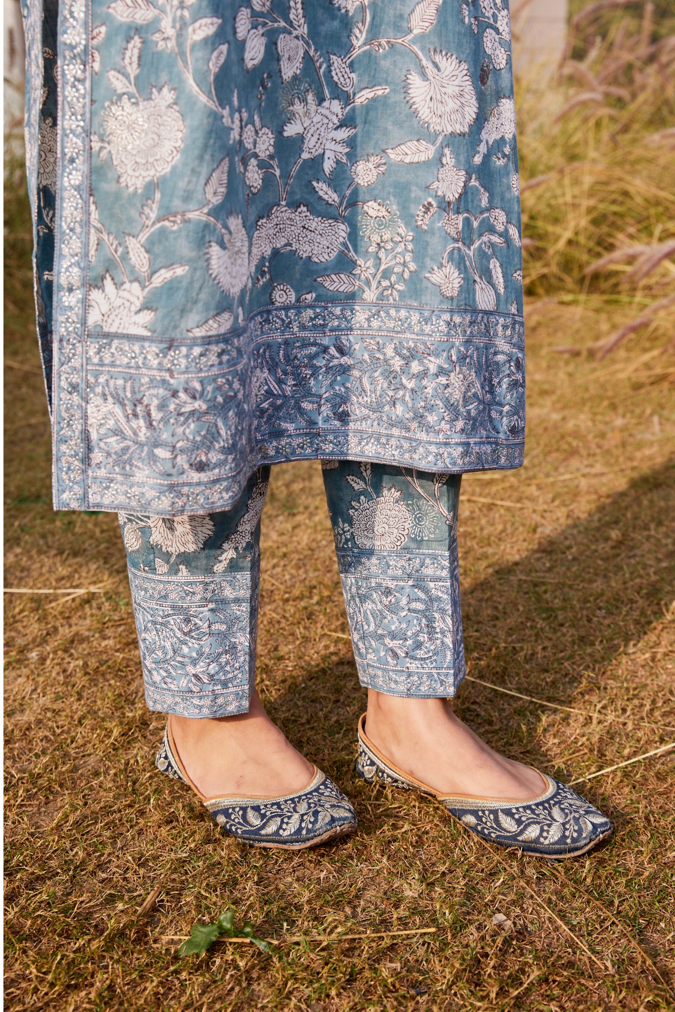 BLUE LEAF PRINTED OVERSIZED SHAKET WITH BAGGY PANTS WITH STRIPES PRINT